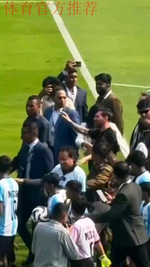 有皇马和C罗球迷进入印度活动现场，被梅西和巴萨球迷问候