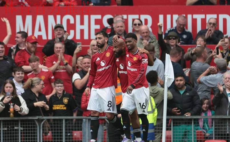 战平伯恩茅斯后曼联球员离场时，球迷报以热烈掌声