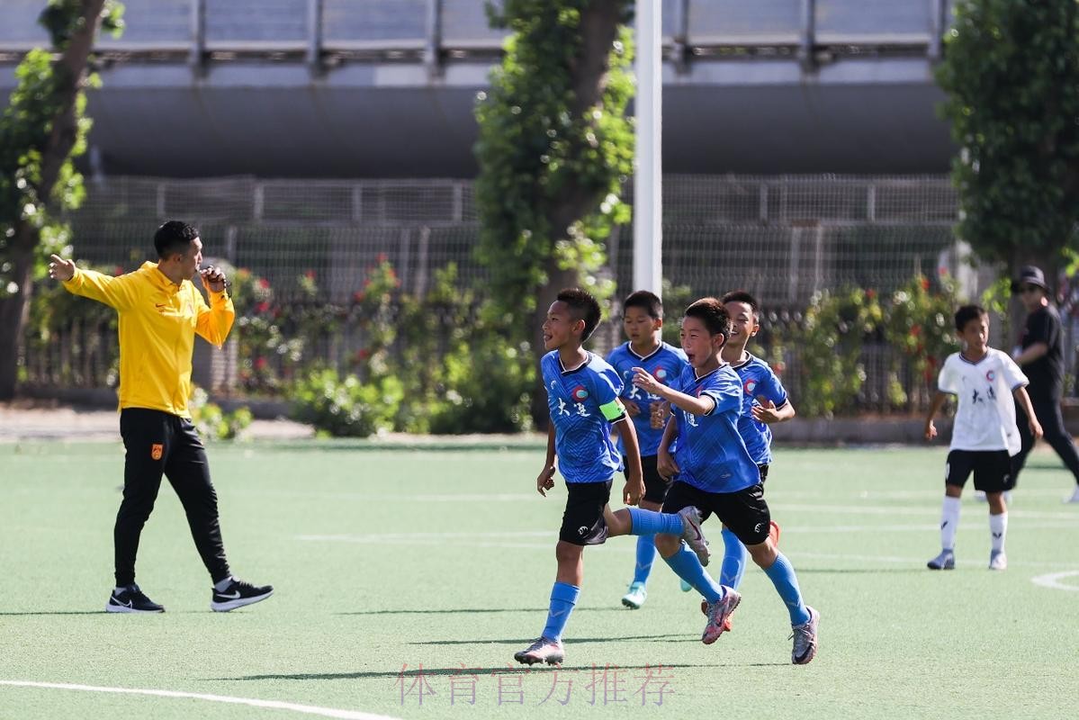 “中国之队进校园公益活动”：国脚“回家”，大连东北路小学沸腾了